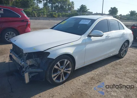 2015 Mercedes-Benz C 300 4Matic/Luxury 4Matic/Sport 4Matic z USA, uszkodzony, nr VIN 55SWF4KB0FU006680